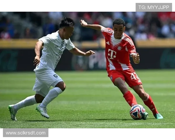 穆西亚拉亲临训练场为队友加油助威并热情签名回馈球迷